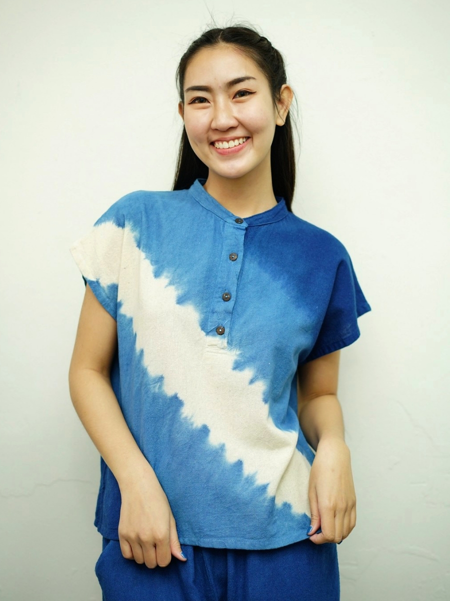 Hug Fai Hug D｜Mandarin Collar 3 Tones Indigo Dyed with Wood Button Blouse