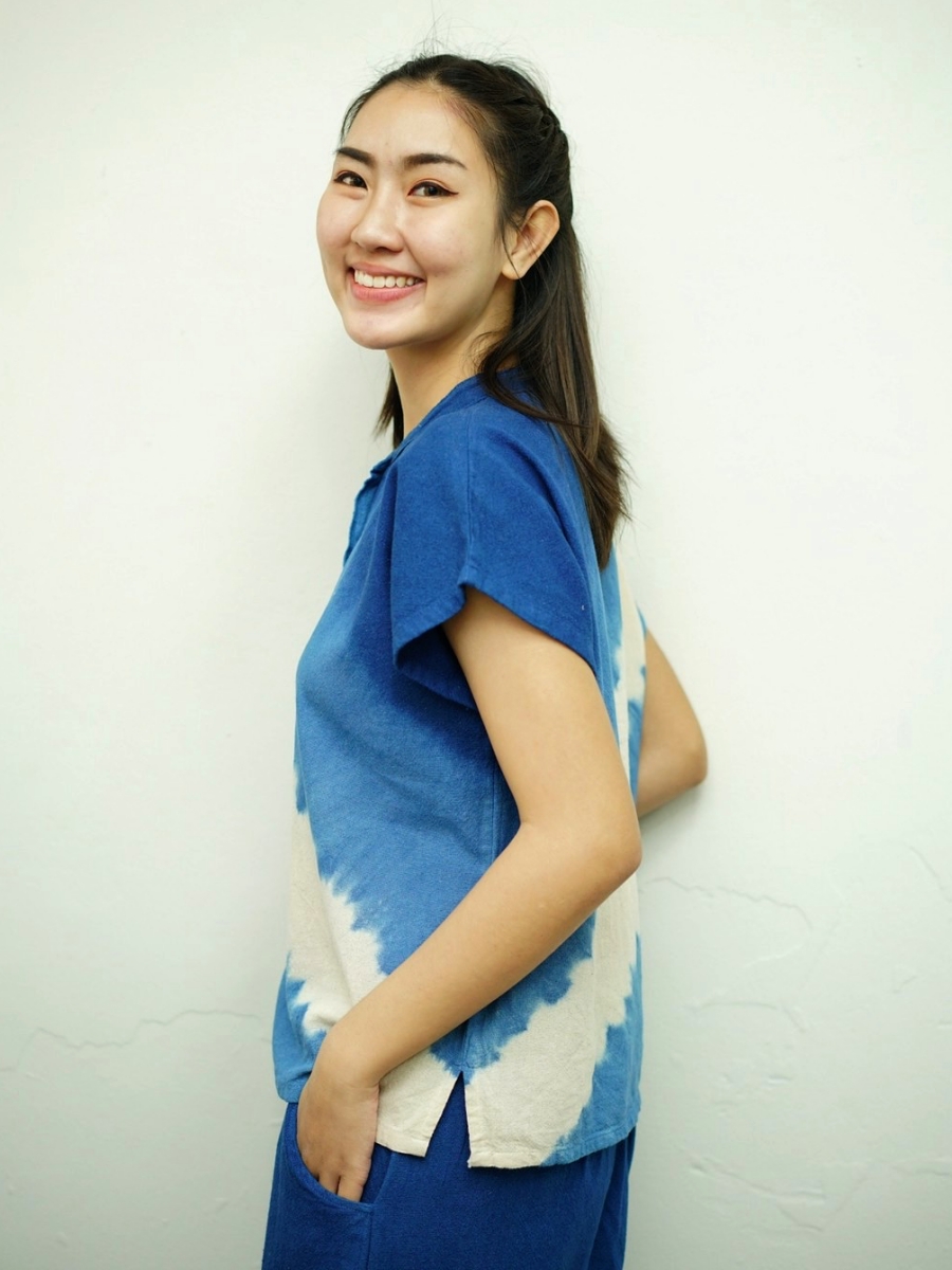 Hug Fai Hug D｜Mandarin Collar 3 Tones Indigo Dyed with Wood Button Blouse