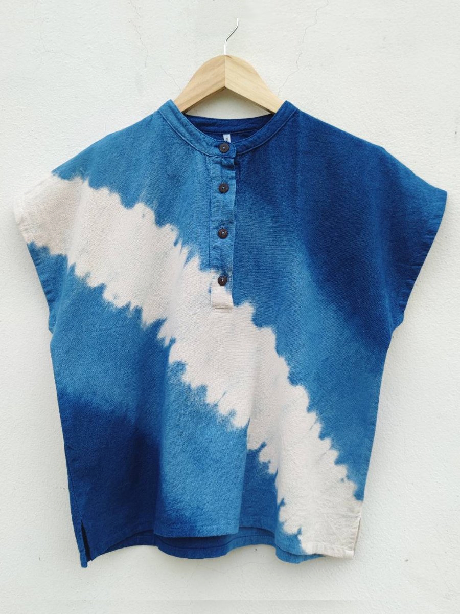 Hug Fai Hug D｜Mandarin Collar 3 Tones Indigo Dyed with Wood Button Blouse