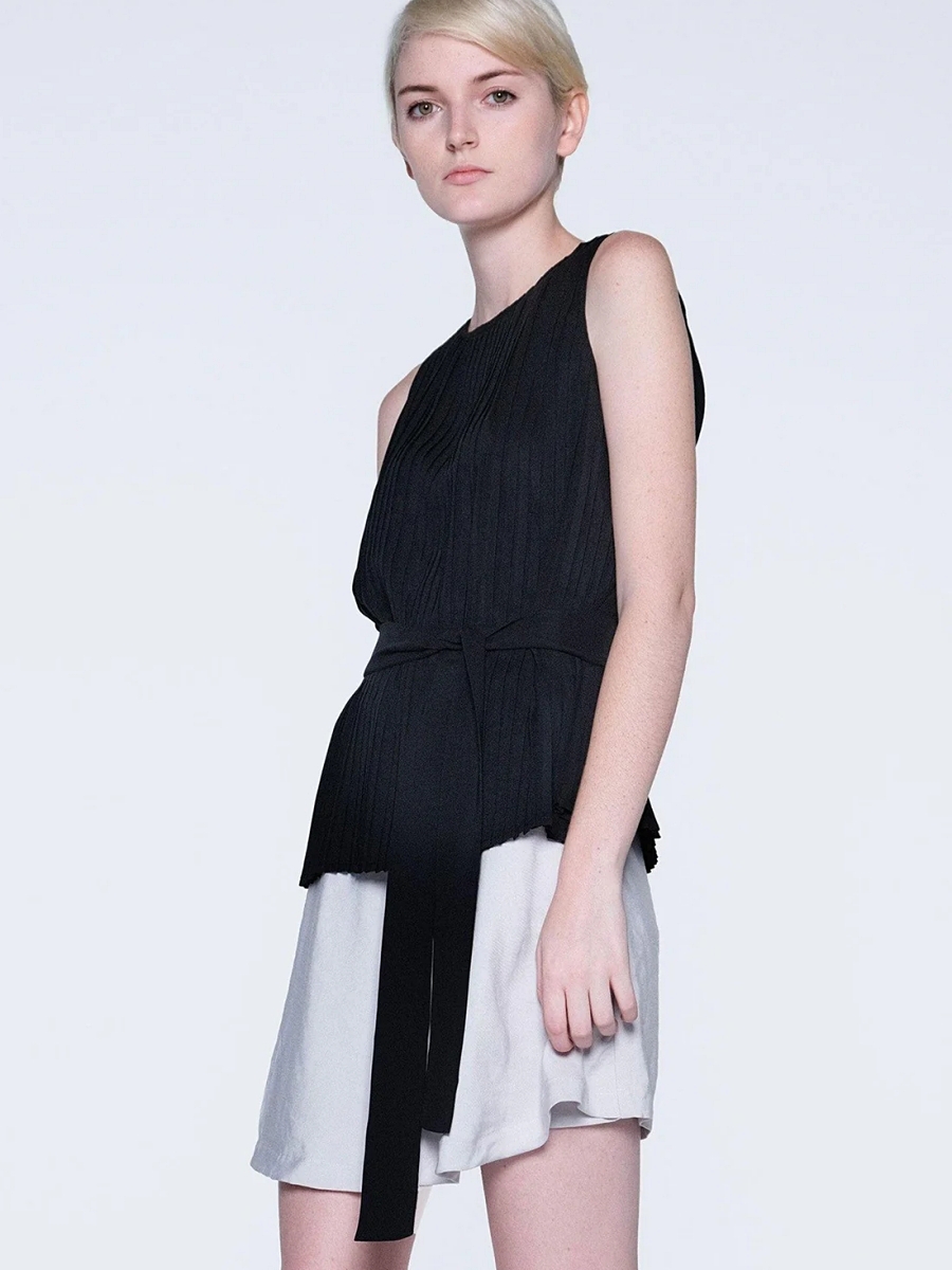 Salient Label｜Delaina Pleated Top in Obsidian