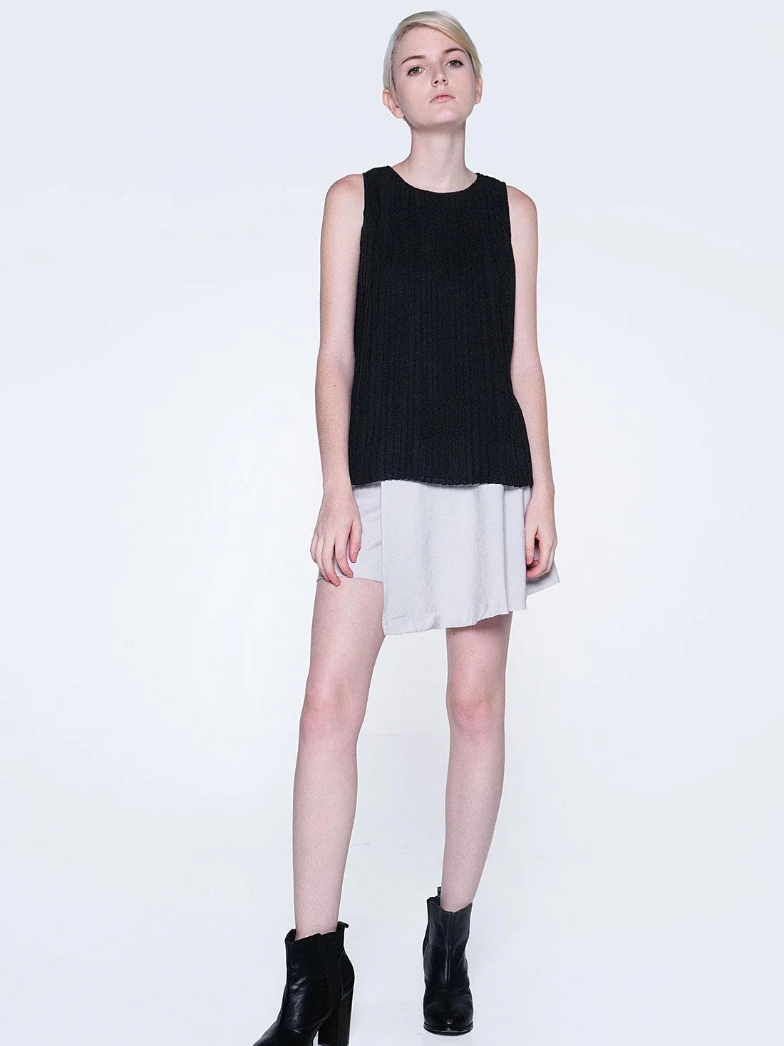 Salient Label｜Delaina Pleated Top in Obsidian