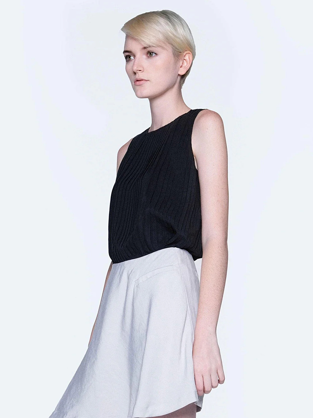 Salient Label｜Delaina Pleated Top in Obsidian