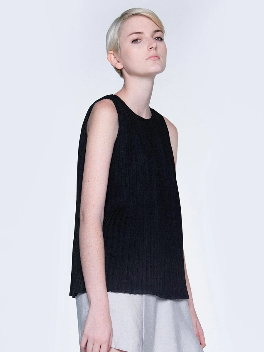 Salient Label｜Delaina Pleated Top in Obsidian