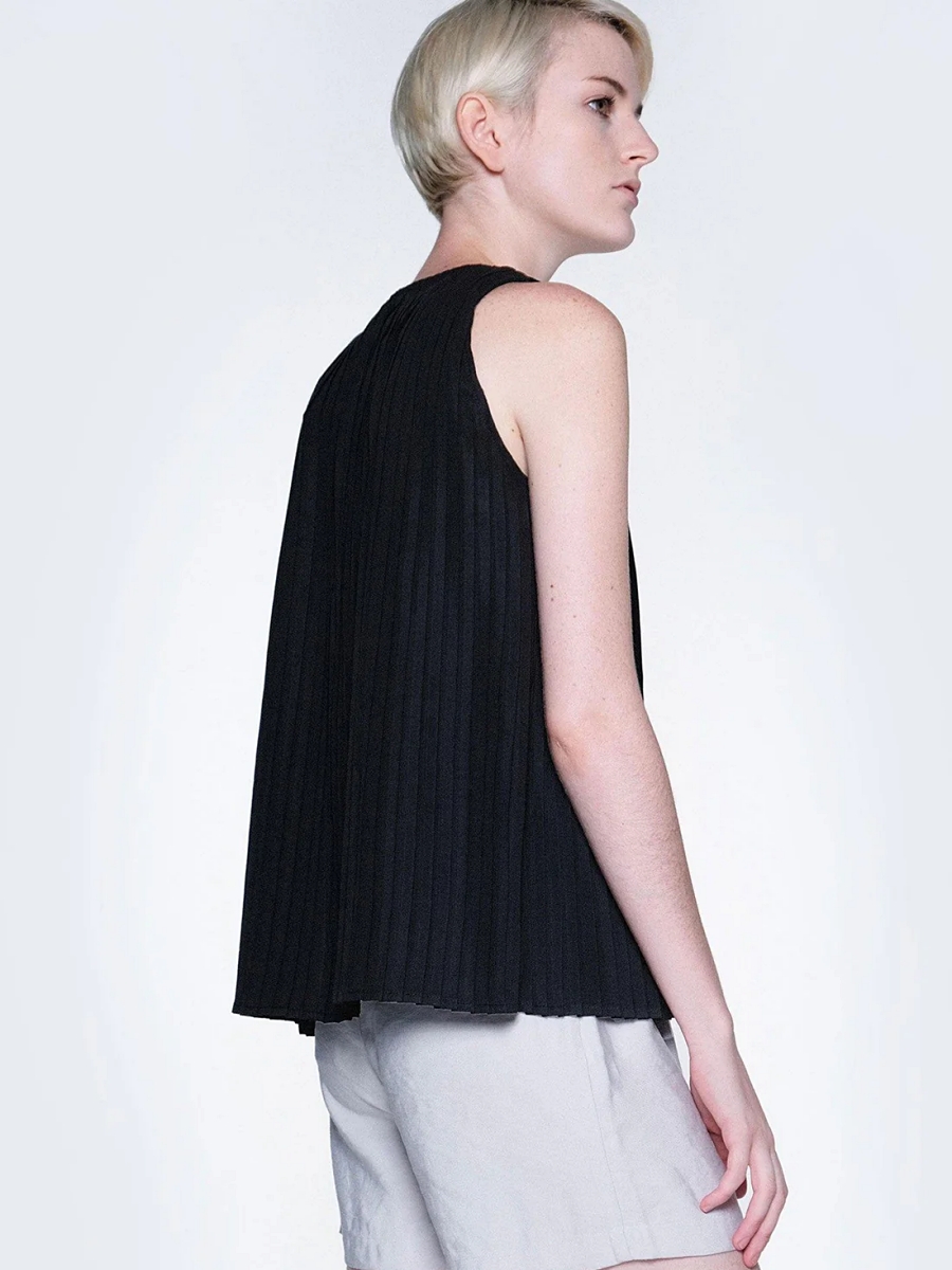 Salient Label｜Delaina Pleated Top in Obsidian