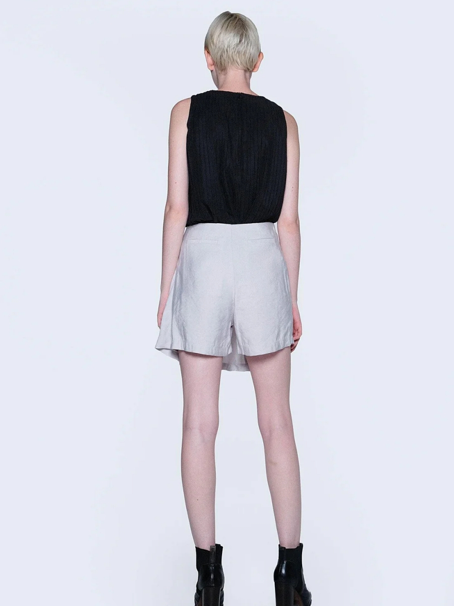 Salient Label｜Delaina Pleated Top in Obsidian