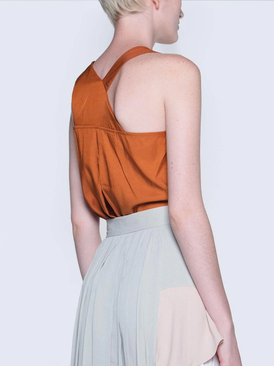 Salient Label｜Tivri Asymmetric Back Top