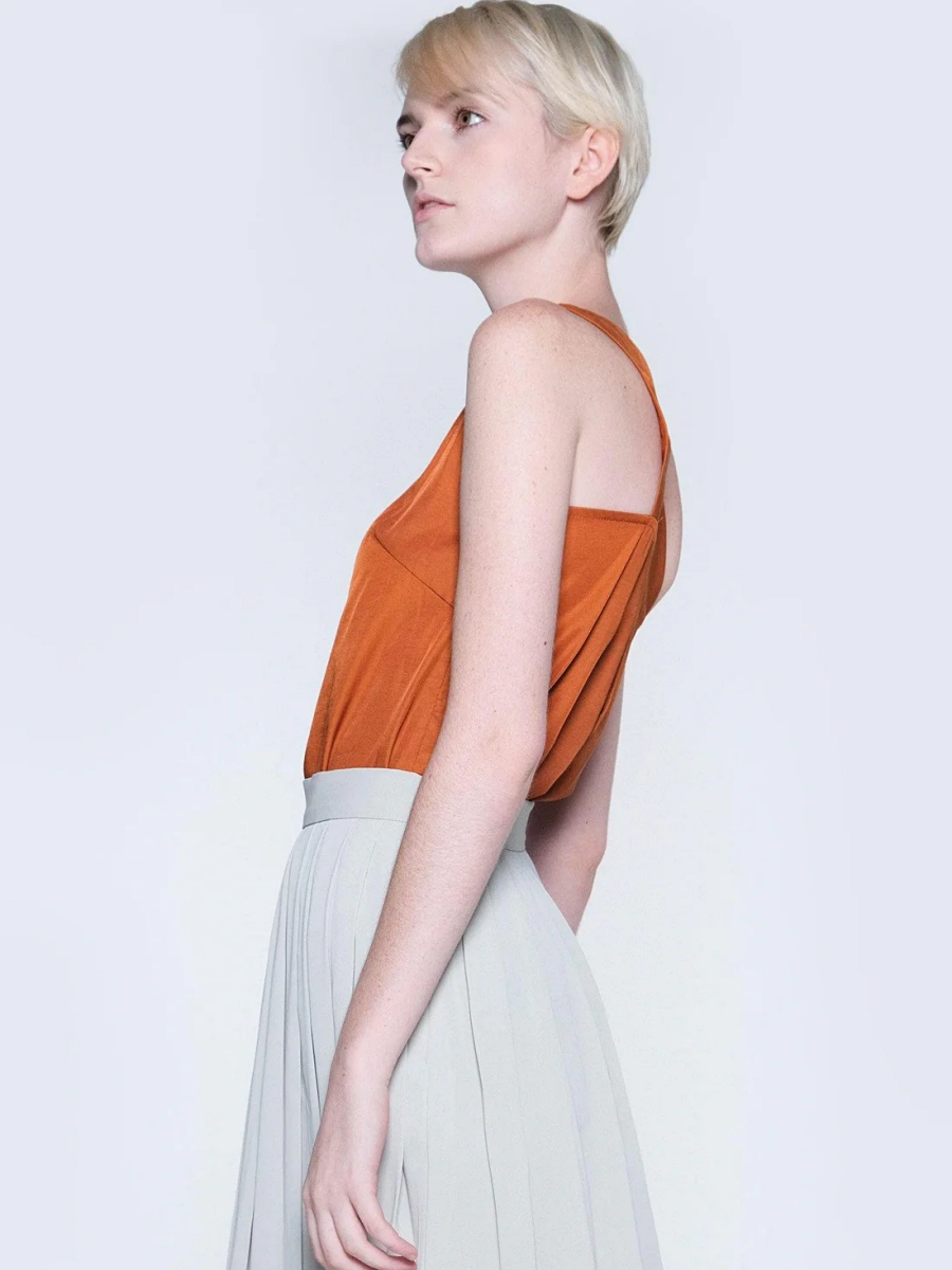 Salient Label｜Tivri Asymmetric Back Top