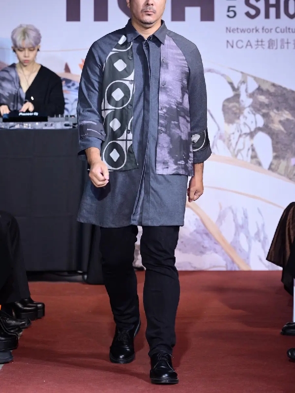 史博 x Kevin x CLA 新莽大泉五十銅範人流軌跡假兩件拼接長版上衣